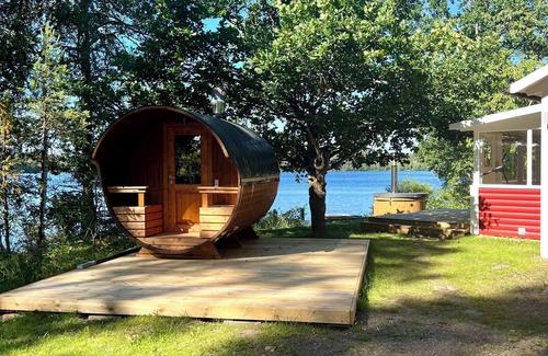 Hultsfred Casa | Ferien Direkt am See mit Sauna, Badetonne, Boot und Eigenem Steg Kpl. Saniert