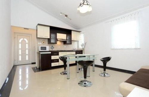 Gornji Karin Apartamento | Ferienapartment Mit Balkon Für Fünf Personen