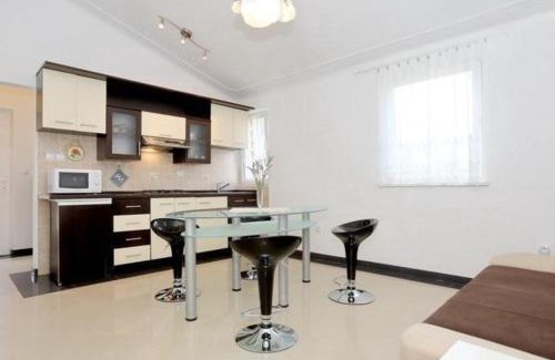 Gornji Karin Apartamento | Ferienapartment Mit Balkon Für Fünf Personen