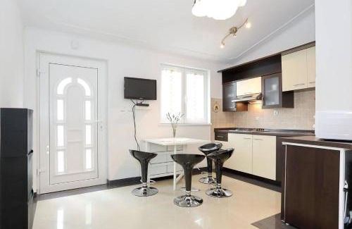 Gornji Karin Apartamento | Ferienapartment Mit Balkon Für Fünf Personen