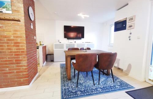 Diedrichshagen Casa | Ferienhäuschen Küstenwald bei Warnemünde, eigener Garten, Terrasse mit Strandkorb, 400m zum Strand