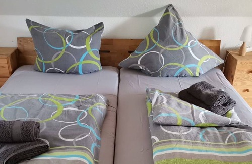Burg-Dorf Apartamento | Ferienhaus Hinterm Bismarckturm - Ferienhaus, Schlafraum, Wohnraum/küchenzeile, Du/wc/bad
