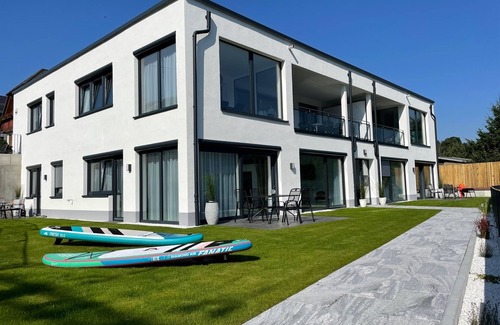 Saaldorf Condominio | Ferienhaus mit 6 Apartments, Terrasse und Blick auf den Stausee