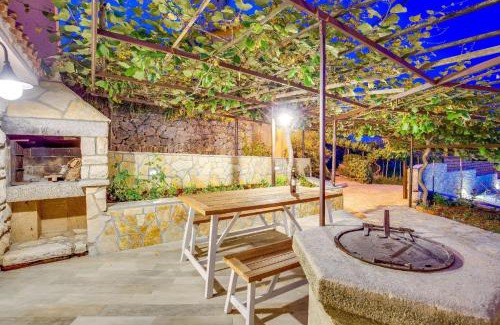 Obrs Casa | Ferienhaus Mit Großem Garten Und Pool