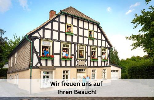 Eslohe Casa | Ferienhaus Pape - 300m2, 15 Betten - mit großem privatem Garten, Pool, Dart, Sauna-, Grill- und Spielbereich - Ideal für Familien