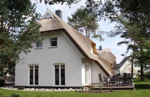 Trassenheide Casa | Ferienhaus Rubin mit Sauna und Kamin, Reetdachhaus am Walde