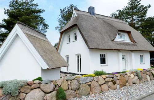 Trassenheide Casa | Ferienhaus Rubin mit Sauna und Kamin, Reetdachhaus am Walde