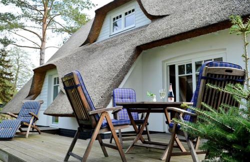 Trassenheide Casa | Ferienhaus Rubin mit Sauna und Kamin, Reetdachhaus am Walde