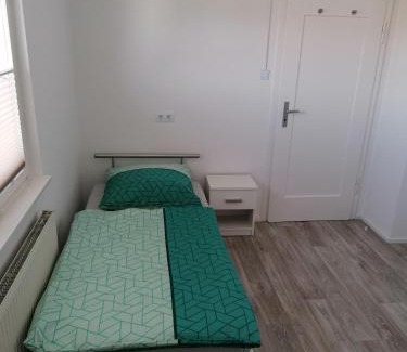 Oehringen Casa | Ferienhaus Stein, TOP Monteurwohnung, 5 große Einzelzimmer, Doppelzimmer, Übernachtung bis 8 Personen möglich