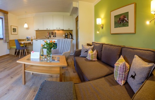 Unterschonau Apartamento | Apartamento No. 1, 2 personas, 45 m², 1 dormitorio, sala de estar con sofá cama, balcón