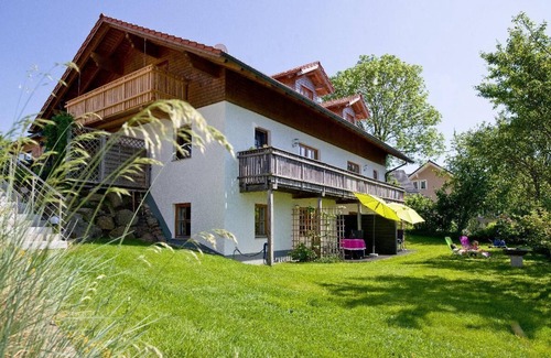 Neuschoenau Apartamento | Ferienwohnung 4 mit 2 Schlafzimmern und Balkon