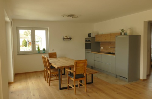 Oberhausen Apartamento | Ferienwohnung an der Ach mit Großer Terrasse und Garten