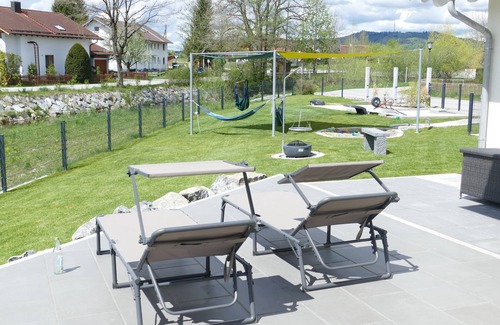 Oberhausen Apartamento | Ferienwohnung an der Ach mit Großer Terrasse und Garten
