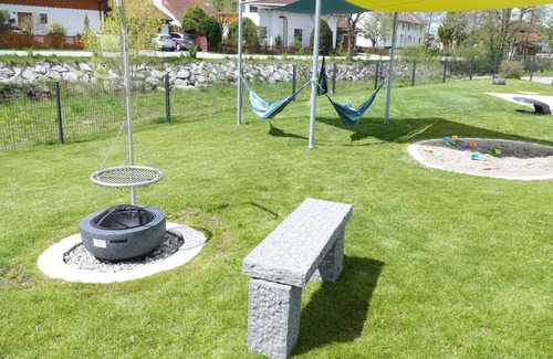 Oberhausen Apartamento | Ferienwohnung an der Ach mit Großer Terrasse und Garten