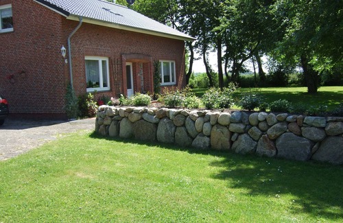 Poppenbull Apartamento | Ferienwohnung auf dem Ferienhof Nickelswarft 1 in Poppenbüll für 2-4 Personen