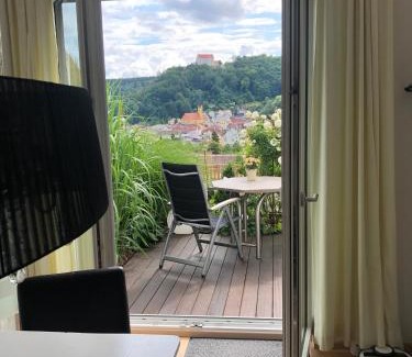 Riedenburg Apartamento | Ferienwohnung Burgenblick mit Blick auf Riedenburg
