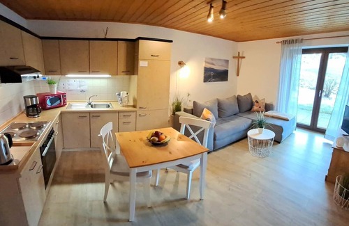Lohberg Apartamento | Ferienwohnung für bis zu Fünf Personen mit Zwei Separaten Schlafzimmern und Südbalkon