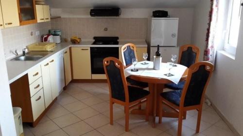 Vinjerac Apartamento | Ferienwohnung Für Fünf Personen Mit Balkon