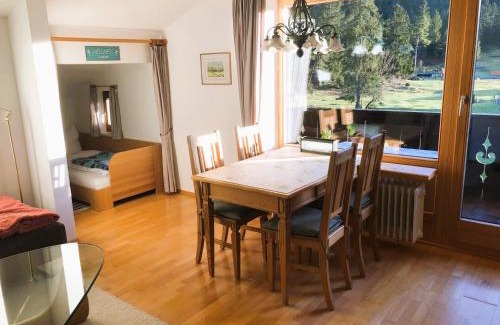 Muhldorfl Apartamento | Ferienwohnung Farchanter Alm mit Schlafzimmer, Wohnzimmer und Schlafnische