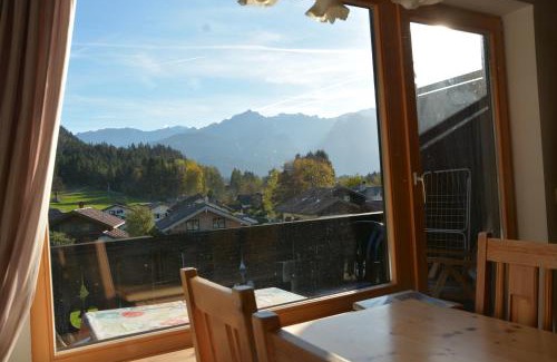 Muhldorfl Apartamento | Ferienwohnung Farchanter Alm mit Schlafzimmer, Wohnzimmer und Schlafnische