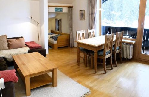 Muhldorfl Apartamento | Ferienwohnung Farchanter Alm mit Schlafzimmer, Wohnzimmer und Schlafnische