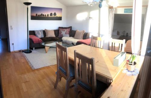 Muhldorfl Apartamento | Ferienwohnung Farchanter Alm mit Schlafzimmer, Wohnzimmer und Schlafnische