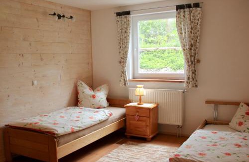 Saaldorf-Surheim Apartamento | Ferienwohnung Handweberei Huber