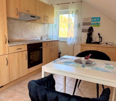 Esens Apartamento | Ferienwohnung Krabbe 2, Bensersiel, mit gemeinschaftlichen Garten