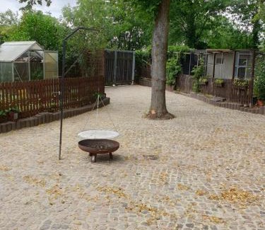 Ottersleben Casa | Ferienwohnung Lindenhof, zentrumsnah mit Terrasse und Grillmöglichkeit