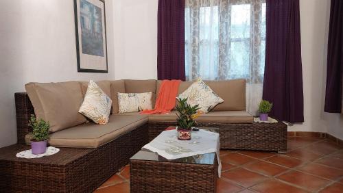 El Guincho Apartamento | Ferienwohnung mit kleiner Innenhof-Terrasse im mediterranen Stil