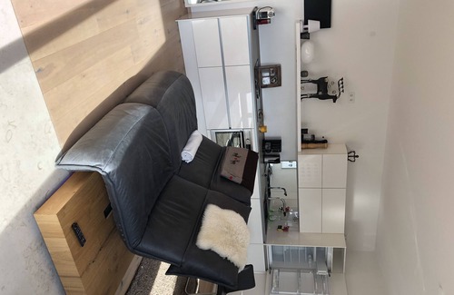Riedenburg Apartamento | Apartamento con terraza de madera y ducha a ras de suelo para dos personas.