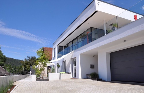Riedenburg Apartamento | Apartamento con terraza de madera y ducha a ras de suelo para dos personas.