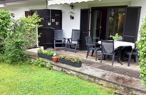 Bad Endorf Apartamento | Ferienwohnung Reckzeh 63 qm mit Terrasse und Separatem Schlafzimmer
