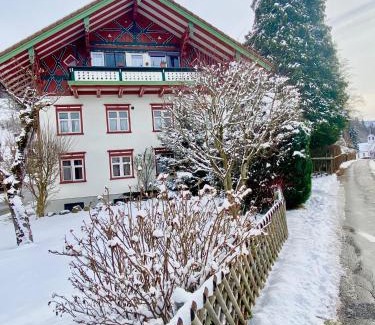 Oberstaufen Apartamento | Ferienwohnung RESL - geschmackvoll renoviert & zentral im historischen Schindelhaus