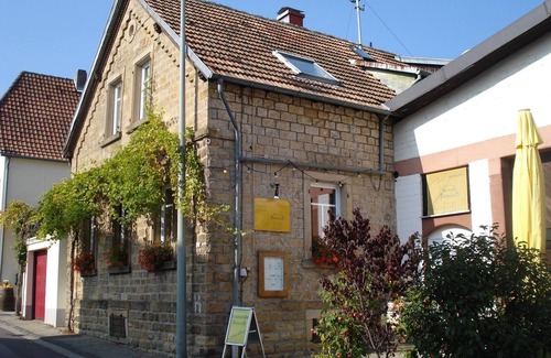 Maikammer Apartamento | Holiday apartment Weingut Alfred Schwaab - Apartment, bath, toilet, 1 bedroom