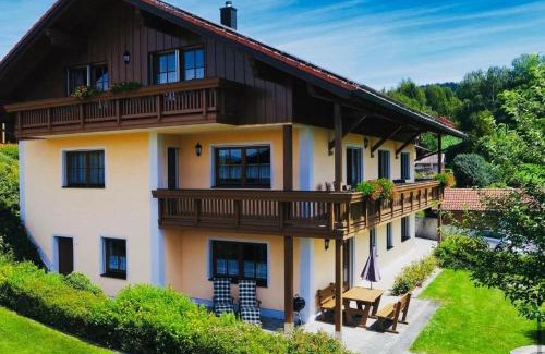 Barnzell Apartamento | Ferienwohnungen Holzferienhäuser Leithenwald