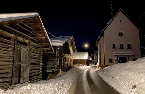 Sumvitg Apartamento | Ferienwohnungen Romantica und Pacifica - ArtDaGio