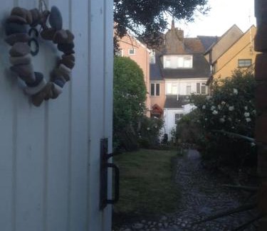 Lyme Regis Casa | Fermaine, 50m from sea, garden, dogs, town centre