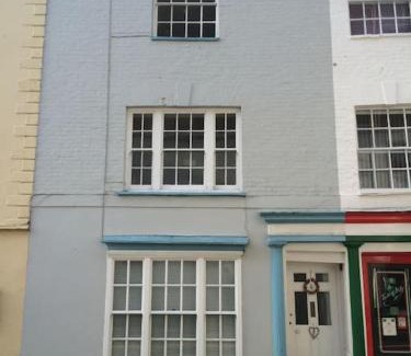 Lyme Regis Casa | Fermaine, 50m from sea, garden, dogs, town centre