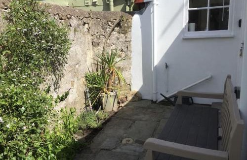 Lyme Regis Casa | Fermaine, 50m from sea, garden, dogs, town centre