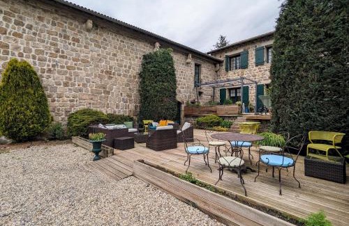 Saint-Romain-Lachalm Cama Y Desayuno | Ferme Équestre avec Piscine, Tennis Privé et Chambres d'Hôtes à Saint-Romain-Lachalm - FR-1-582-464