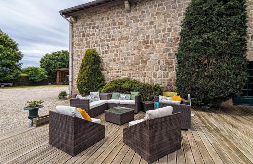 Saint-Romain-Lachalm Cama Y Desayuno | Ferme Équestre avec Piscine, Tennis Privé et Chambres d'Hôtes à Saint-Romain-Lachalm - FR-1-582-464