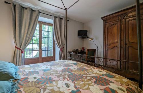 Saint-Romain-Lachalm Cama Y Desayuno | Ferme de charme avec piscine et tennis privés - FR-1-582-496