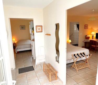 Formigny Cama Y Desayuno | Ferme fortifiée d Enguenard