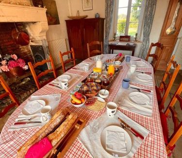 Formigny Cama Y Desayuno | Ferme fortifiée d Enguenard