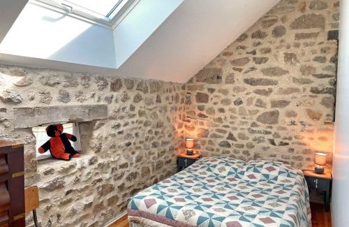 Beaune-d'Allier Casa | Fermette rénovée avec charme, 4 chambres, jardin, poêle bois, internet, animaux acceptés - FR-1-489-246