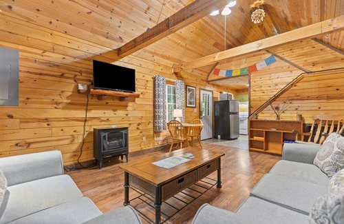 Saint Helens Cabina | Fern Gulley Cabin with Hot Tub, Pet Friendly, near DBBB / Hollerwood