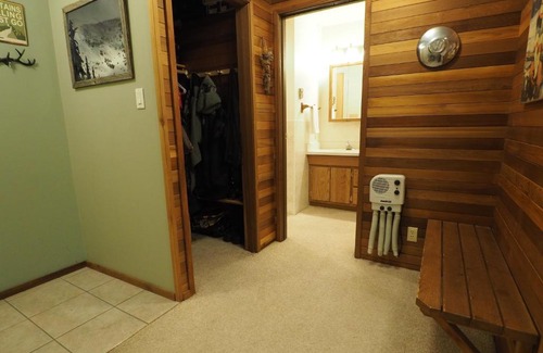 Okanagan-Similkameen Casa | Fern Haven Townhouse near Ski in Out