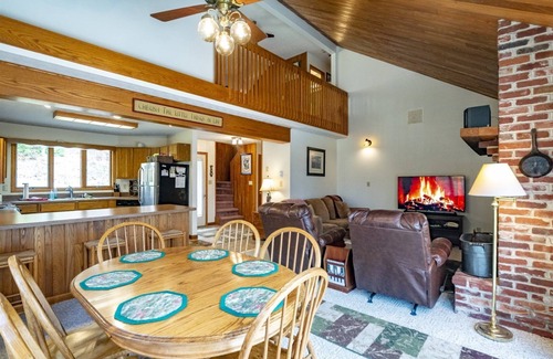 Old Timberline Casa | Fern Hollow - 557 Fern Lane Fern Hollow - Hot Tub, Wood Fireplace, Dog Friendly