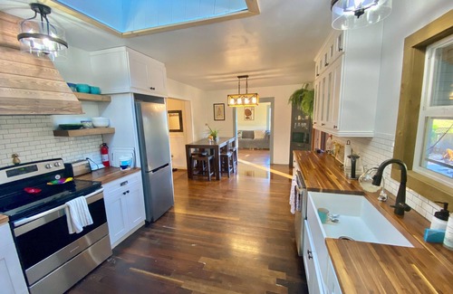 Ferndale Casa | Ferndale Retreat! Entertaining house with Hot-tub, back yard, & BBQ.